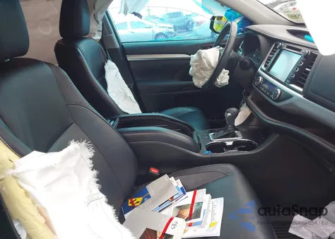 2018 Toyota Highlander Xle z USA, uszkodzony, nr VIN 5TDJZRFH5JS882115